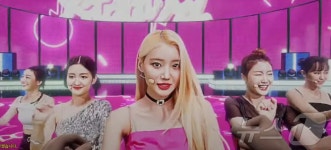 롯데표 메타버스…화려한 공연·쇼핑 끝나면 애매한 게임 같네