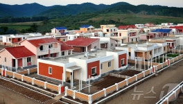 북한 중화군 마운농장에 새로 지어진 수백 세대 주택들