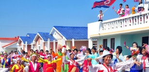 춤판 펼쳐져…북한 중화군 마운농장 새 집들이