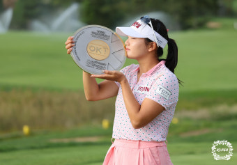 노승희, KLPGA 투어 읏맨 오픈 역전 우승…'짜릿한 입맞춤'