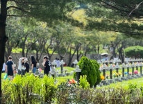 작년 추석도 이렇게 더웠나…인천가족공원 성묘객 발길 이어져