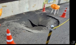 인천 송도 센트럴파크 1.5~2m짜리 싱크홀…원인은 지하 상수도 누수