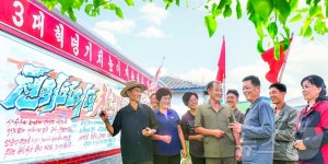 북한 혁신자 소식 담긴 직관물들…성동농장 노동자들 눈길 끌어