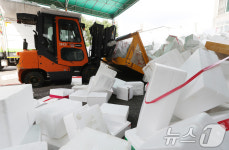 추석 연휴 마지막 날 모인 스티로폼