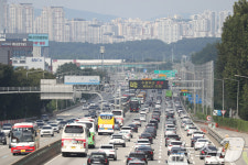 추석 연휴 마지막 날 집으로 향하는 차량들