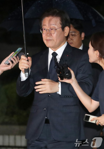 결심 공판 마치고 나서는 이재명 대표