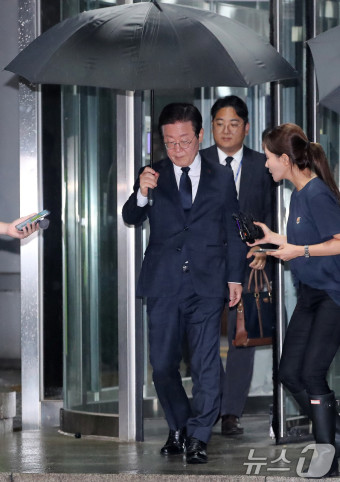 결심 공판 마치고 법원 나서는 이재명 대표