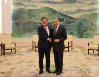 왕이 외교부장과 악수하는 김태년 회장