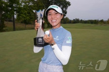 LPGA 통산 22번째 우승컵 들고 기뻐하는 리디아 고