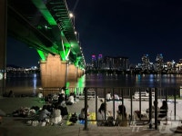 벼락처럼 진짜가을, 에어컨 다 껐어요…긴팔옷 시민들 한강공원 북적