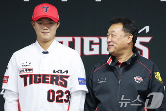 최준영 대표이사, 김태형 바라보며 미소