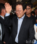 서동미로시장 상인과 인사하는 이재명