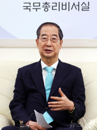 출입기자단에 현안 설명하는 한덕수 국무총리