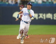 김헌곤 이를 악물고