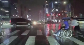 번개맨 같았다…파란불 깜빡, 폭우 속 휠체어 시민 도운 버스 기사[영상]