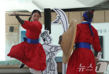 축하 공연하는 수원시립공연단 무예24기 시범단