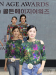 시니어 모델들의 당당한 워킹