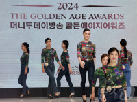 머니투데이방송 골든에이지어워즈, 워킹 선보이는 시니어 모델