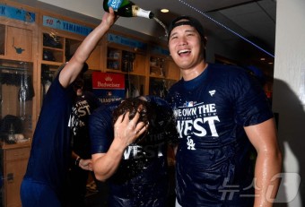 오타니, LA 다저스와 함께한 첫 시즌에 MLB 월드시리즈 우승 달성