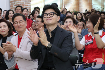 부산 금정구청장 보선 후보 선거사무소 찾은 한동훈