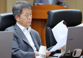 회의자료 살펴보는 김용원 상임위원