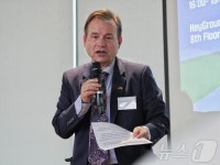 우라늄 공급 끊겨도 풍력·태양열 안 끊겨…재생에너지 투자해야