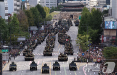 숭례문 앞 지나는 기갑장비 부대