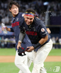 202안타 축하받는 레이예스