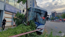 시내버스가 변압기 들이받아 부천 아파트·병원 단전(종합)