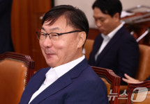 미소 보이는 이화영 전 평화부지사