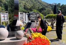 할머니와 함께 16주기 고 최진실 묘역 찾은 최환희