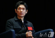 생각에 잠긴 액터스하우스 설경구