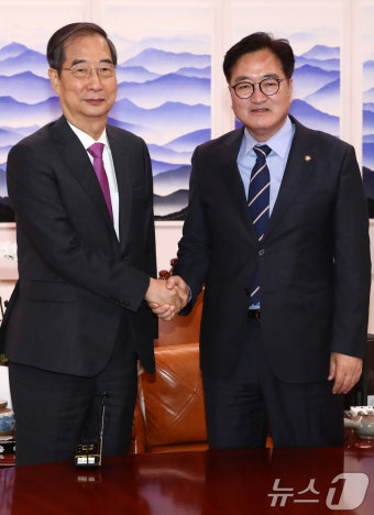 악수하는 우원식 의장과 한덕수 총리