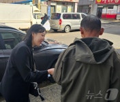 선거운동하는 장현 후보 딸