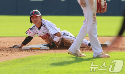 LG 신민재, kt 내야 흔드는 도루