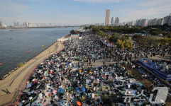 불꽃축제 앞둔 여의도공원, 인산인해
