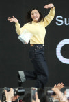 김민하, 팬 선물 받고 기분 좋아 총총총