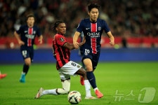 '골대 불운' 이강인, 시즌 첫 도움 무산…PSG, 니스와 1-1