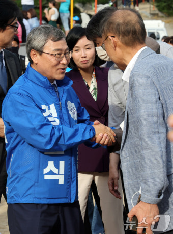 봉은사 방문해 시민들과 악수 나누는 정근식 후보