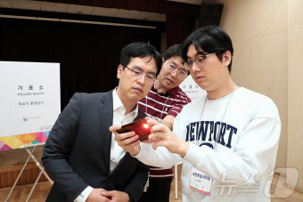 사전투표소 준비상황 점검하는 김민재 차관보