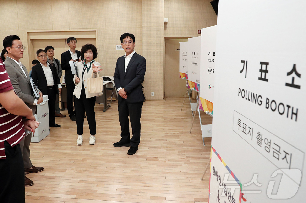 인사에 관한 뉴스 기사의 제목:
이재명 대통령, 중요 부처 인사…김남중 통일부 차관ㆍ김민재 행안부 차관 임명