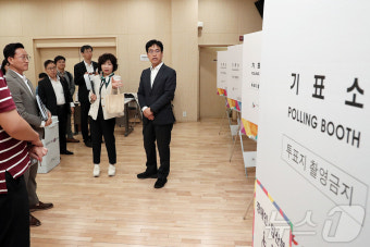 사전투표소 기표소 점검하는 김민재 차관보
