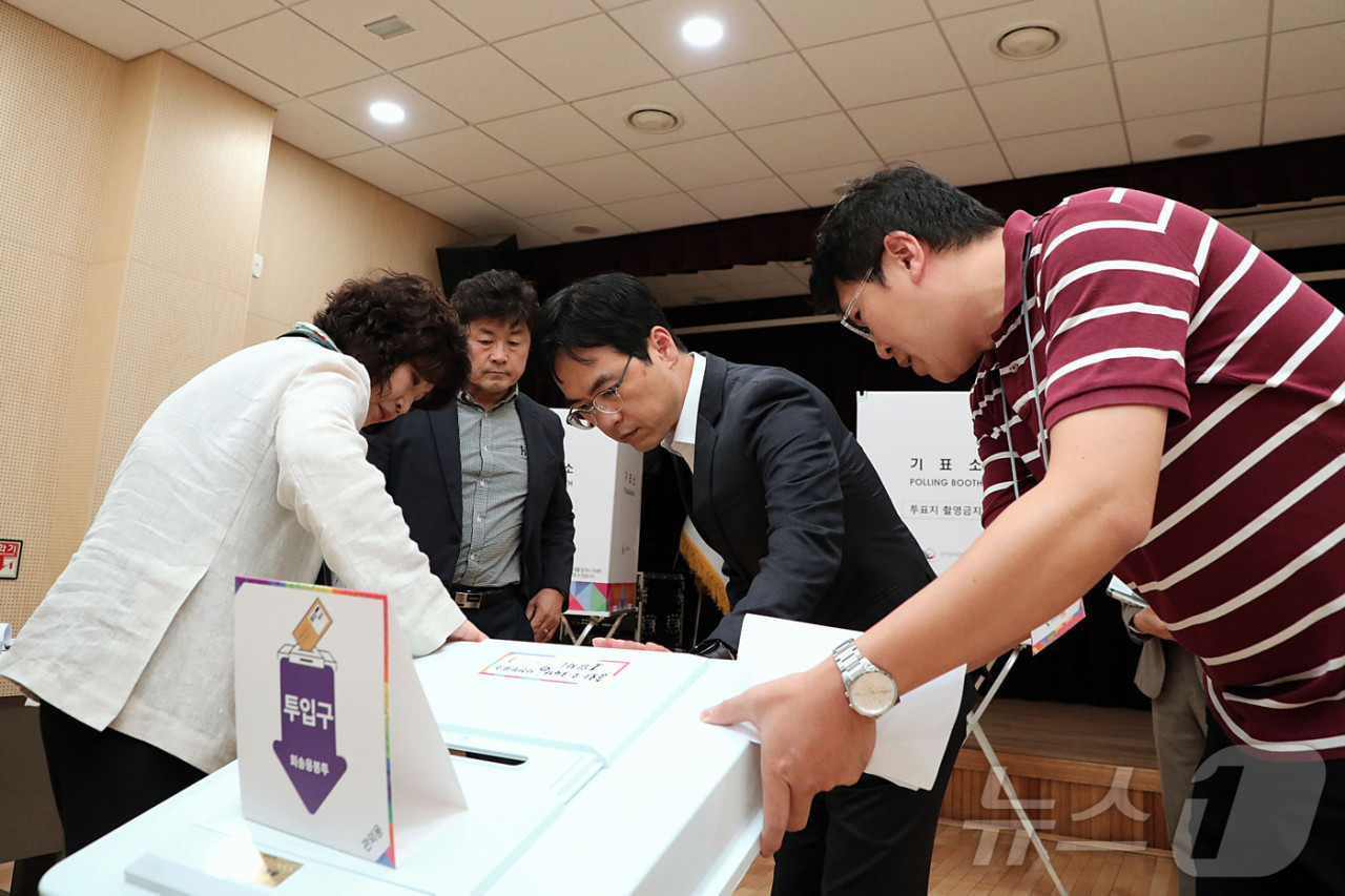 인사에 관한 뉴스 기사의 제목:
이재명 대통령, 중요 부처 인사…김남중 통일부 차관ㆍ김민재 행안부 차관 임명