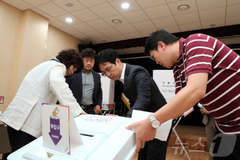 인사에 관한 뉴스 기사의 제목:
이재명 대통령, 중요 부처 인사…김남중 통일부 차관ㆍ김민재 행안부 차관 임명