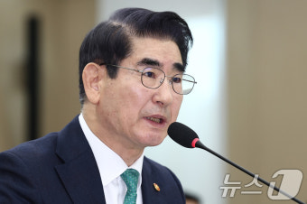 [국감]계엄 관련 질의 답변하는 김용현 국방부 장관