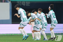 3만5000명 찾아온 축구 축제…팀 기성용, 팀 히어로 제압