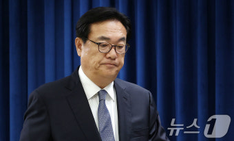 브리핑 마친 대통령 비서실장
