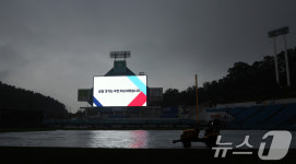 LG 염경엽 감독, 우천 취소에 싱글벙글…