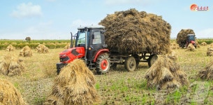 북한 평안남도 안북농장에 울리는 농기계 동음…농사 결속 투쟁