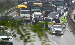 과천봉담간고속화도로서 5중 추돌 사고…운전자 등 3명 부상